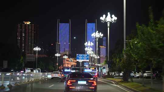 城市夜景开车行驶第一视角夜晚下班驾驶汽车