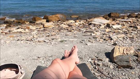 在布满岩石的海岸边休息