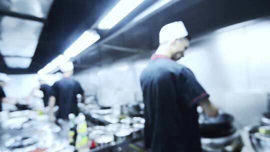 餐厅厨房的厨师忙碌模糊的身影后厨准备食材视频素材模板下载