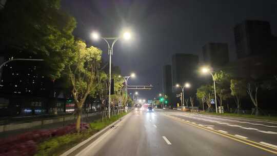 城市夜晚夜景开车第一视角汽车窗外沿途风景