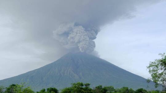 火山喷发的烟雾视频素材模板下载