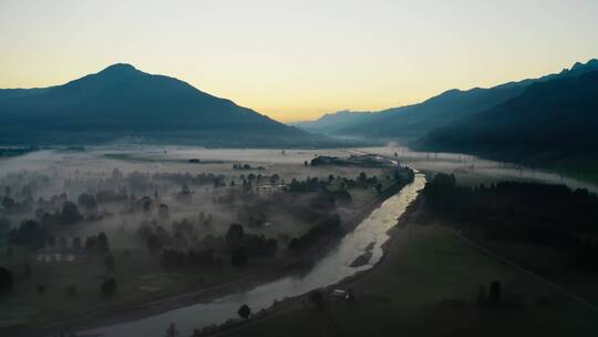 山区河谷草地平原腹地晨雾航拍