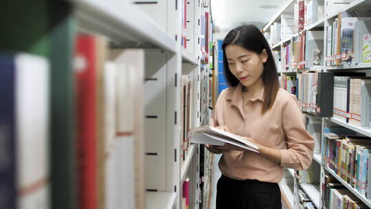 亚洲东方中国女性在图书馆看书学习