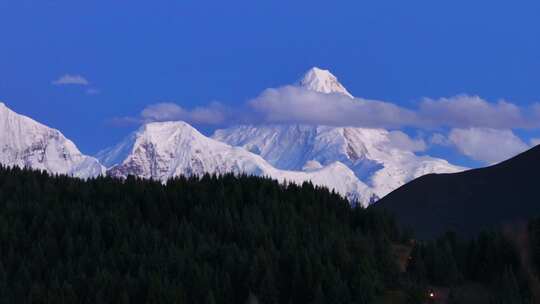 甲根坝雪山