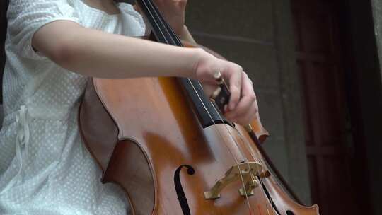 女孩户外大提琴演奏【商用需购买企业授权】