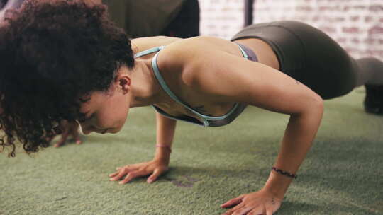 女性，俯卧撑和健身班，在健身中心锻炼肌肉