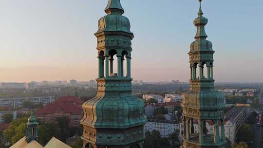 初夏波兹南历史旅游中心和圣弗朗西斯教堂尖