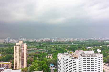 北京雷雨形成玉渊潭公园广角