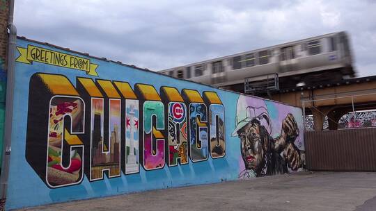 火车经过画着芝加哥的大壁画