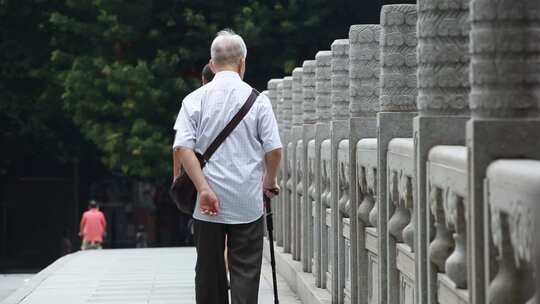 街道行人老年人生活广州西关路上行人城中村