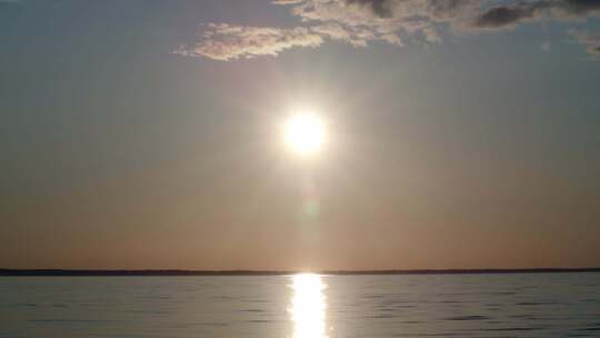 太阳明亮地照耀着大海