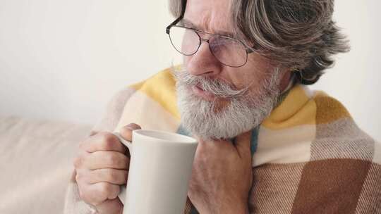 冷酷的人喝一杯