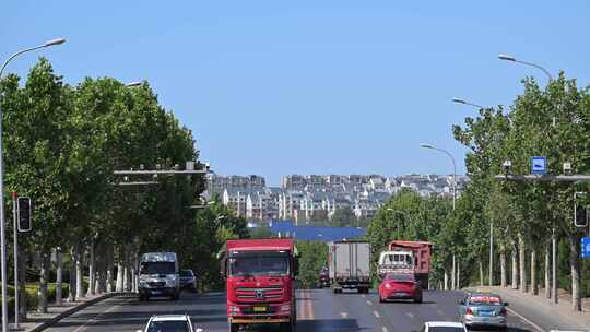 飞机从道路车流上飞过