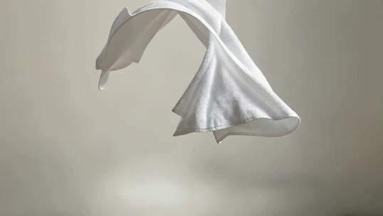 白色布料空中飘动