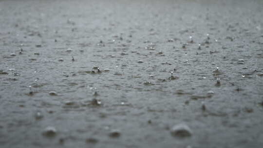 下雨黑雨水滴慢镜头升格慢动作