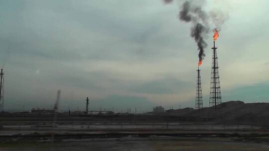 在伊朗的油气田燃烧开采井
