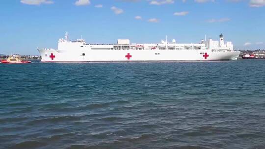 人们向海上的医院船挥手视频素材模板下载