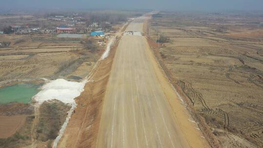 在建高速公路路面路基施工现场