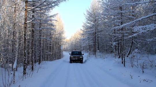 大兴安岭冬季山林雪路越野车