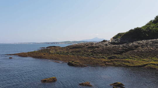 海浪拍打着海岸岩石   