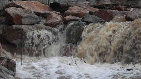 实拍暴雨后洪水 山洪