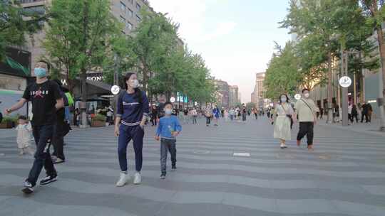 杭州西湖龙翔桥站行人散步视频素材模板下载