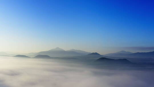 蓝天下云雾缭绕的腾冲火山群