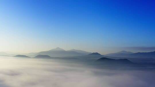 蓝天下云雾缭绕的腾冲火山群视频素材模板下载