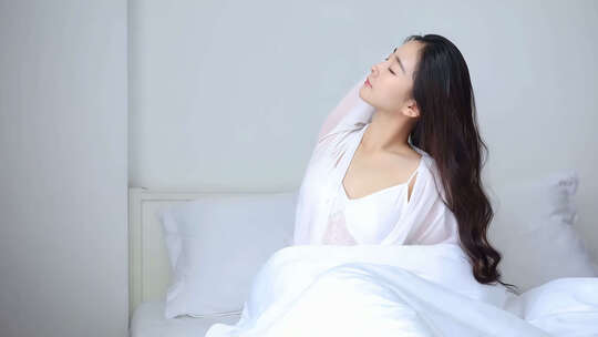 清晨少女睡醒起床