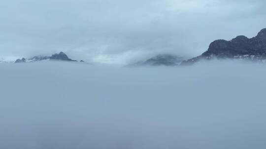 航拍云雾中的雪山