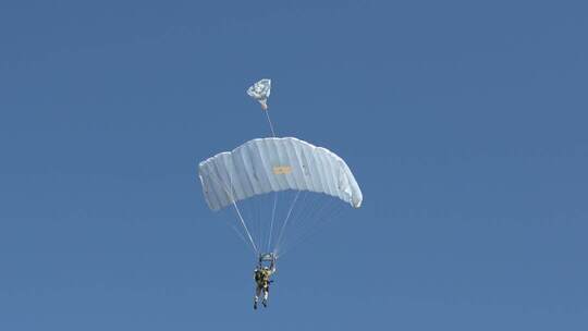 2025长春航展空军伞兵跳伞表演4倍慢镜