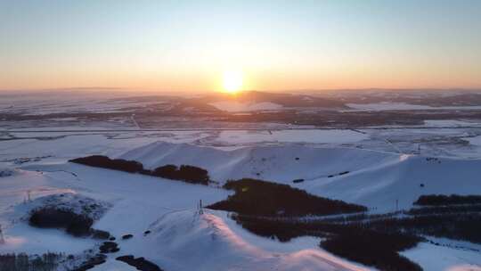 雪后山地灿烂夕阳的壮阔景观