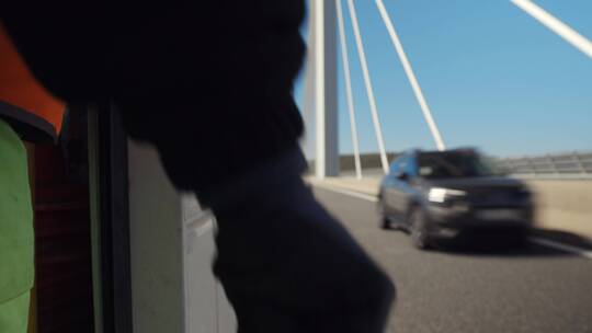 法国米约高架桥交通道工作员放置警示柱路锥