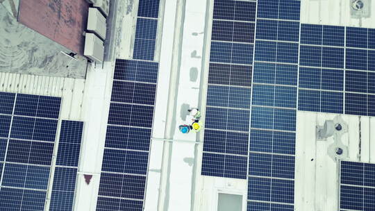 架空，太阳能和施工队在建筑物的屋顶上安装