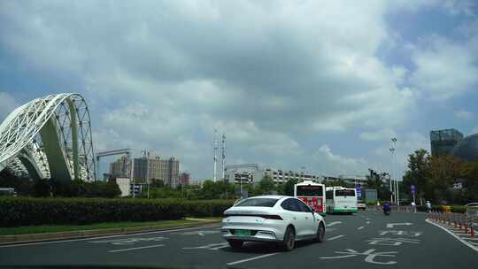 汽车城市道路行驶车窗外风景驾驶车内视角