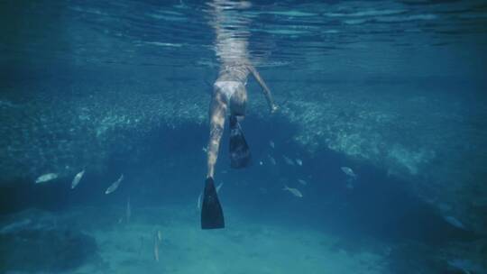 海洋中游泳的女性视频素材模板下载