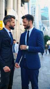 两位西装男士街头交谈