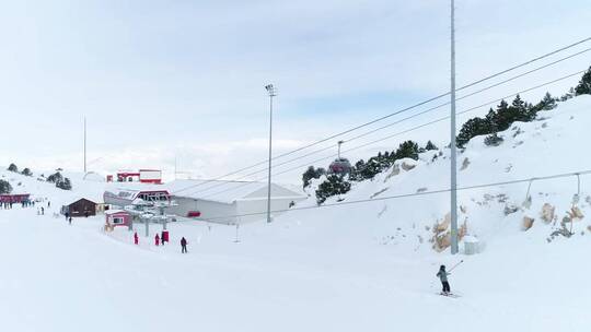 滑雪者上山