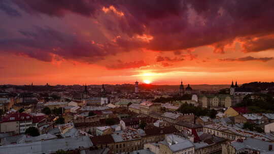 日落时分，乌克兰利沃夫城市景观天际线上空的空中超高速飞行