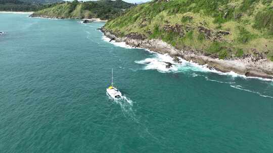 行驶在泰国普吉岛海岸线海洋里的游船