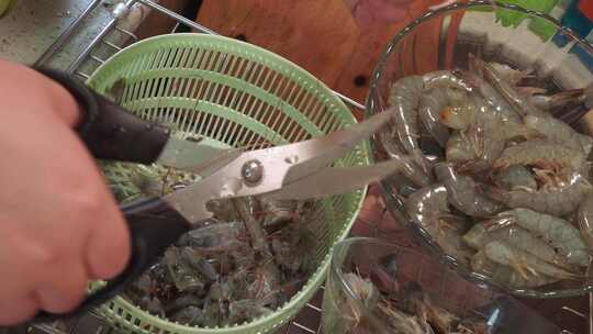 微距清理虾线虾壳