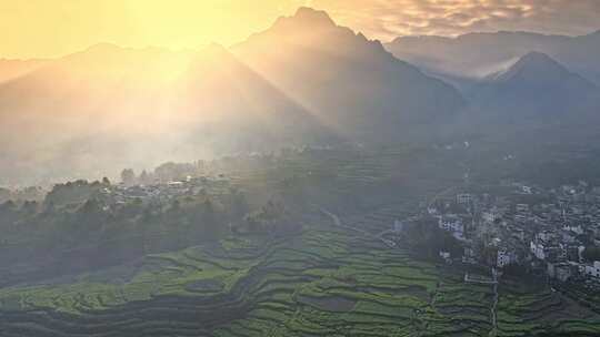 山间 大山 阳光 清晨 晨雾 梯田