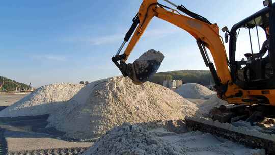 挖掘机用沙子平整场地视频素材模板下载