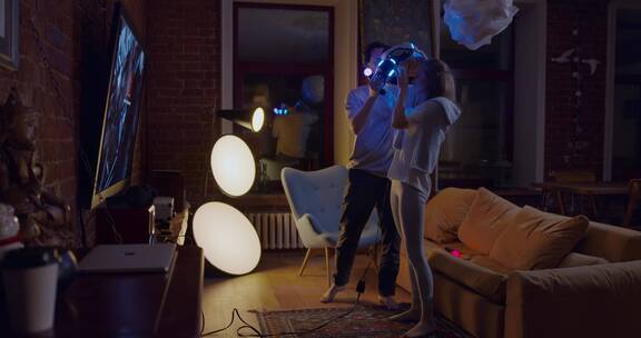 男人帮她的伴侣穿上虚拟现实游戏装备
