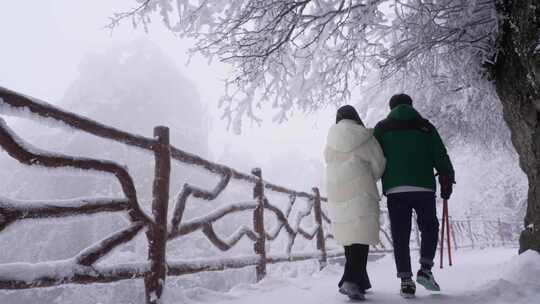 河南老君山景区大雪中的游客