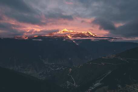 梅里雪山日照金山航拍延时美景壮观香格里拉