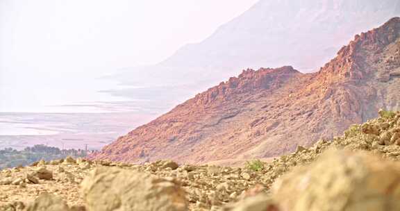 死海附近沙漠中的五彩山