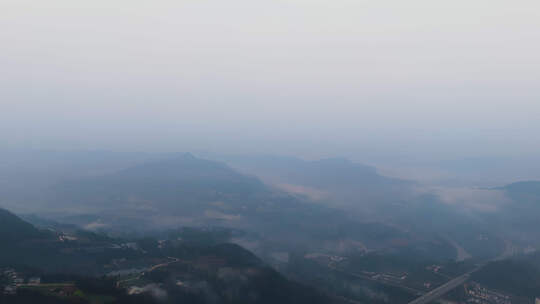 大山清晨薄雾