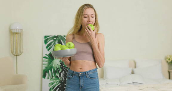 吃绿色苹果的女人