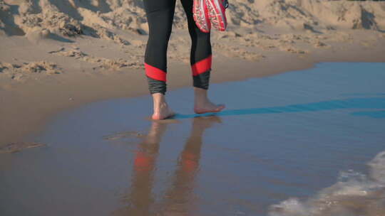 沙滩上的女人赤脚走路视频素材模板下载